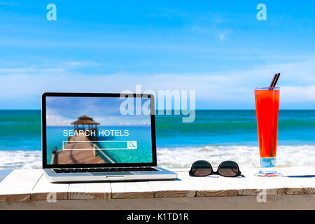 Suche Hotels website auf Bildschirm, online Buchung Konzept, tropischen Strand Hintergrund Stockfoto