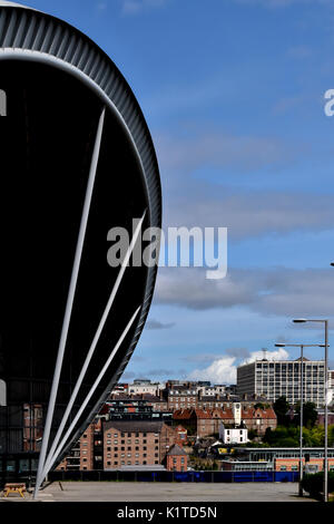 Gateshead Salbei und Tyne Bridge aus einem ungewöhnlichen Winkel Stockfoto