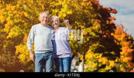 Senioren im Herbst oder Fallen gehen Hand in Hand Stockfoto