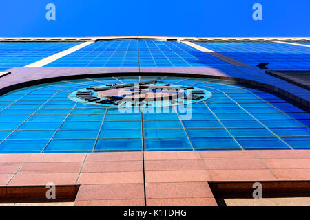 Kommerzielle und geschäftliche Gebäude Hausfassade mit Uhr und blauer Himmel im Hintergrund Stockfoto