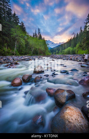 Sonnenuntergang über einem Fluss und Mt Baker, Mount Baker-Snoqualmie National Forest, Washington State, USA Stockfoto