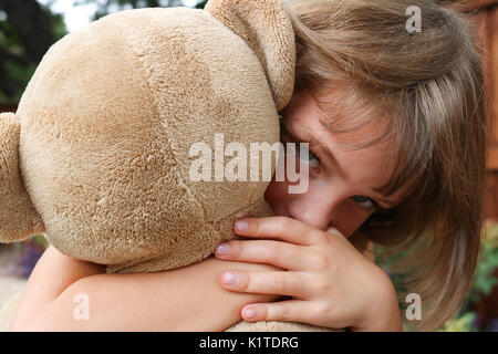 Portrait von kleinen Mädchen mit Teddybär Stockfoto