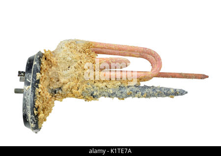 Kesselstein auf einem alten Kessel Wärmetauscher isoliert auf weißem Stockfoto