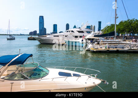 Motorboote in North Cove Marina in Lower Manhattan. Stockfoto