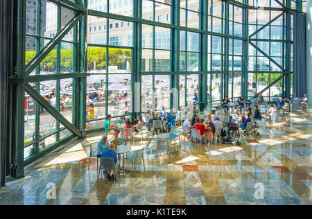 Im Winter Garden Atrium von Brookfield Ort mit Blick auf die North Cove Marina Stockfoto