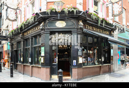 Das White Lion ist ein traditionelles englisches Pub in Covent Garden, London, an der Ecke der James Street und floralen Straße. Stockfoto