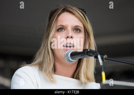 London, Großbritannien. 16. Juli 2017. Laura Smith, Labour MP für Crewe und Nantwich, Adressen Mitkämpfer gegen Kürzungen bei Bildung Finanzierung und ihre Familien Stockfoto