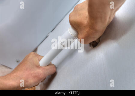 Installation Wasserleitung an der Wand, an Ppr-Kunststoffrohre, Arbeiter Hände close-up. Stockfoto