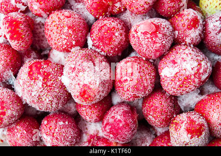 Gefrorene Erdbeeren mit Eis Kristalle Hintergrundmuster Stockfoto