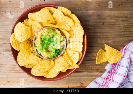 Tortilla Chips mit hausgemachter Sauce auf dem Tisch Stockfoto