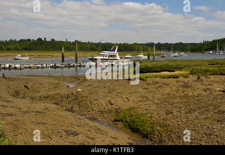 Das Wattenmeer im Schilde hart auf den Beaulieu River in Hampshire, England bei Ebbe mit Booten auf ihren Moorings Stockfoto