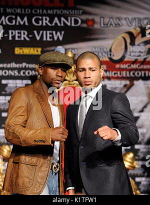 US-Boxer Floyd Mayweather (L) WBA Super Weltgewicht Weltmeister Miguel Cotto Puerto Rico während der Pressekonferenz Grauman's Chinese Theatre Hollywood März 1,2012. Mayweather Cotto trifft WBA Super Welterweight World Championship Fight 5. Mai MGM Grand Las Vegas. Stockfoto