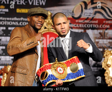 US-Boxer Floyd Mayweather (L) WBA Super Weltgewicht Weltmeister Miguel Cotto Puerto Rico während der Pressekonferenz Grauman's Chinese Theatre Hollywood März 1,2012. Mayweather Cotto trifft WBA Super Welterweight World Championship Fight 5. Mai MGM Grand Las Vegas. Stockfoto