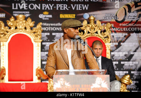 US-Boxer Floyd Mayweather (L) WBA Super Weltgewicht Weltmeister Miguel Cotto Puerto Rico während der Pressekonferenz Grauman's Chinese Theatre Hollywood März 1,2012. Mayweather Cotto trifft WBA Super Welterweight World Championship Fight 5. Mai MGM Grand Las Vegas. Stockfoto