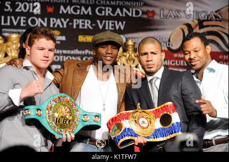 Canelo Alvarez, US-Boxer Floyd Mayweather, WBA Super Weltgewichtsweltmeister Miguel Cotto Puerto Rico Sugar Shane Mosley während der Pressekonferenz Grauman's Chinese Theatre Hollywood März 1,2012. Mayweather Cotto trifft WBA Super Welterweight World Championship Fight 5. Mai MGM Grand Las Vegas. Stockfoto