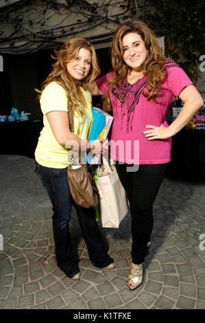 (L-R) Danielle Fishel Kaycee Stroh besucht die Geschenkelounge von KISS FM, die den 11. Jährlichen Teen Choice Awards W Beverly Hills ehrt. Stockfoto