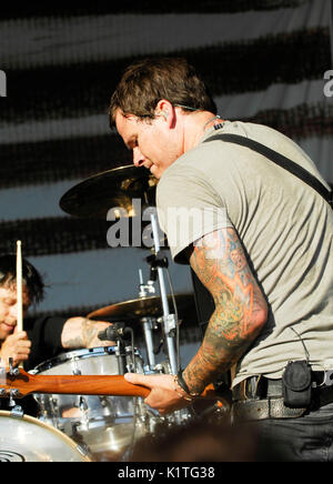 Tom DeLonge Engel Airwaves Durchführung 2008 Vans Warped Tour Messe Pomona Pomona. Stockfoto