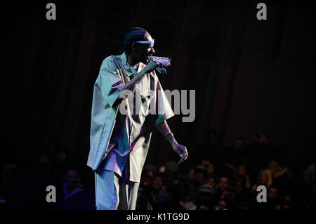 Rapper Snoop Dogg spielt Wiltern Theater Support Snoop Dogg Wiz Khalifa 'MAC Devin: High School Tour' Dezember 13,2011 Los Angeles. Stockfoto