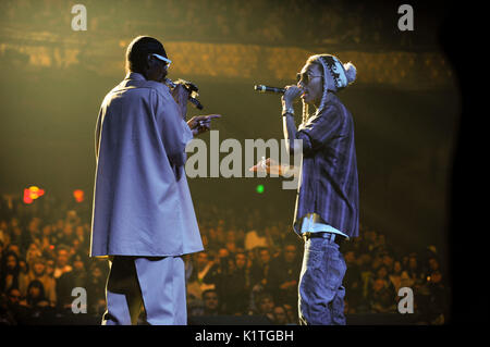 (L-R) Snoop Dogg Wiz Khalifa Perform Wiltern Theatre Support Snoop Dogg Wiz Khalifa 'MAC Devin: High School Tour' Dezember 13,2011 Los Angeles. Stockfoto