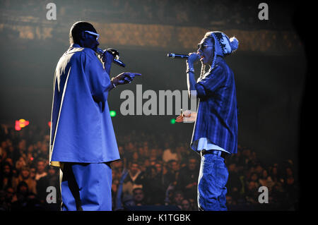 (L-R) Snoop Dogg Wiz Khalifa Perform Wiltern Theatre Support Snoop Dogg Wiz Khalifa 'MAC Devin: High School Tour' Dezember 13,2011 Los Angeles. Stockfoto