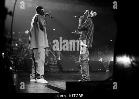 (L-R) Snoop Dogg Wiz Khalifa Perform Wiltern Theatre Support Snoop Dogg Wiz Khalifa 'MAC Devin: High School Tour' Dezember 13,2011 Los Angeles. Stockfoto