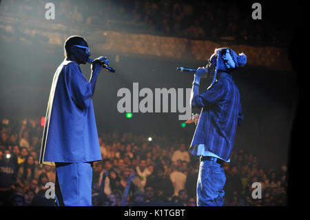 (L-R) Snoop Dogg Wiz Khalifa Perform Wiltern Theatre Support Snoop Dogg Wiz Khalifa 'MAC Devin: High School Tour' Dezember 13,2011 Los Angeles. Stockfoto