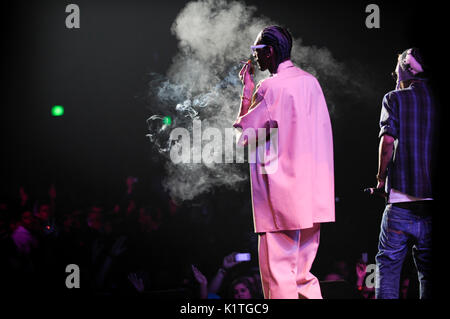 (L-R) Snoop Dogg Wiz Khalifa Perform Wiltern Theatre Support Snoop Dogg Wiz Khalifa 'MAC Devin: High School Tour' Dezember 13,2011 Los Angeles. Stockfoto