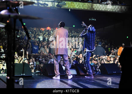 (L-R) Snoop Dogg Wiz Khalifa Perform Wiltern Theatre Support Snoop Dogg Wiz Khalifa 'MAC Devin: High School Tour' Dezember 13,2011 Los Angeles. Stockfoto