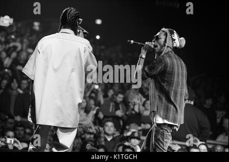 (L-R) Snoop Dogg Wiz Khalifa Perform Wiltern Theatre Support Snoop Dogg Wiz Khalifa 'MAC Devin: High School Tour' Dezember 13,2011 Los Angeles. Stockfoto