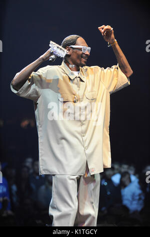 Rapper Snoop Dogg spielt Wiltern Theater Support Snoop Dogg Wiz Khalifa 'MAC Devin: High School Tour' Dezember 13,2011 Los Angeles. Stockfoto