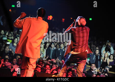 (L-R) Snoop Dogg Wiz Khalifa Perform Wiltern Theatre Support Snoop Dogg Wiz Khalifa 'MAC Devin: High School Tour' Dezember 13,2011 Los Angeles. Stockfoto