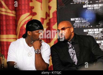 Rapper 50 Cent (l) Leonard Ellerbe besucht Pressekonferenz Grauman's Chinese Theatre Hollywood März 1,2012. Mayweather Cotto trifft WBA Super Welterweight World Championship Fight 5. Mai MGM Grand Las Vegas. Stockfoto