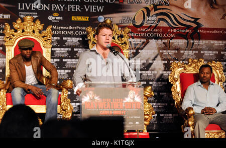 (L-R) Boxers Floyd Mayweather,Canelo Alvarez Shane Mosley nehmen an der Pressekonferenz Grauman's Chinese Theatre Hollywood März 1,2012 Teil. Mayweather Cotto trifft WBA Super Welterweight World Championship Fight 5. Mai MGM Grand Las Vegas. Stockfoto