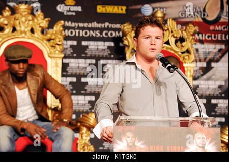 (L-R) Boxers Floyd Mayweather Canelo Alvarez nehmen an der Pressekonferenz Grauman's Chinese Theatre Hollywood März 1,2012. Mayweather Cotto trifft WBA Super Welterweight World Championship Fight 5. Mai MGM Grand Las Vegas. Stockfoto