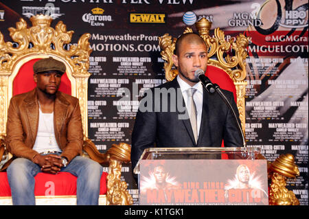 US-Boxer Floyd Mayweather (L) WBA Super Weltgewicht Weltmeister Miguel Cotto Puerto Rico während der Pressekonferenz Grauman's Chinese Theatre Hollywood März 1,2012. Mayweather Cotto trifft WBA Super Welterweight World Championship Fight 5. Mai MGM Grand Las Vegas. Stockfoto