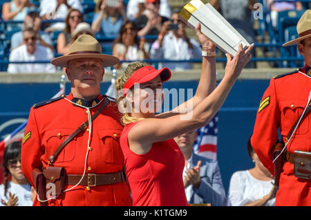 Elina Svitolina feiern ihren Sieg mit dem Jahrestag Maple Leaf Trophäe. Frauen singles Final, Rogers Cup 2017, Toronto, Kanada Stockfoto