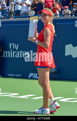 Elina Svitolina feiern ihren Sieg mit dem Jahrestag Maple Leaf Trophäe. Frauen singles Final, Rogers Cup 2017, Toronto, Kanada Stockfoto