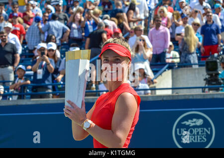 Elina Svitolina feiern ihren Sieg mit dem Jahrestag Maple Leaf Trophäe. Frauen singles Final, Rogers Cup 2017, Toronto, Kanada Stockfoto