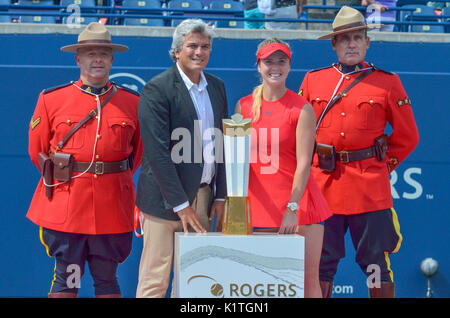 Elina Svitolina feiern ihren Sieg mit dem Jahrestag Maple Leaf Trophäe. Frauen singles Final, Rogers Cup 2017, Toronto, Kanada Stockfoto