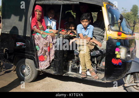 Mutter und Sohn in Auto-Rikscha, in Indien auch als tut-tut bezeichnet Stockfoto