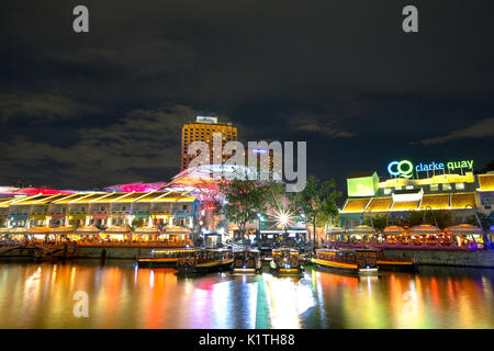 Nachtleben in Clarke Quay (und Riverside) markiert alle Top Bars, Restaurants und Clubs in Was ist Singapurs am meisten pulsierenden nach Einbruch der Dunkelheit auf dem Spielplatz. Stockfoto