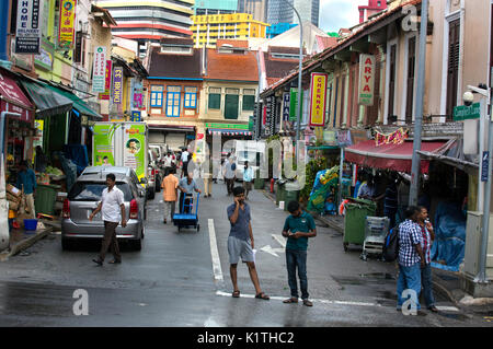 Wanderarbeitnehmer und indische Gemeinschaft Menschen in die bunten Straßen von Little India, Serangoon Road, Asien, Singapur, Pradeep Singapur Stockfoto