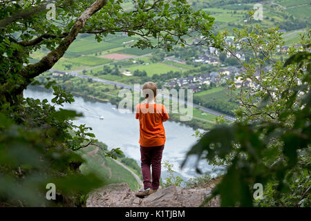 Junge Junge an der Mosel Sinuosity bei Bremm, Rheinland-Pfalz, Deutschland Suche Stockfoto