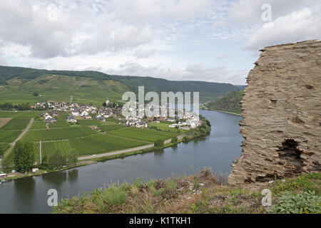 Blick über die Mosel von Ellenz-Poltersdorf vom Schloss, Beilstein, Mosel, Rheinland-Pfalz, Deutschland Stockfoto