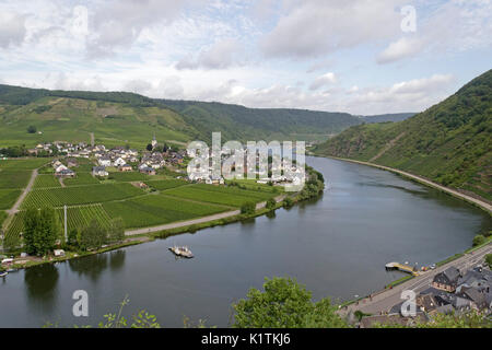 Blick über die Mosel von Ellenz-Poltersdorf vom Schloss, Beilstein, Mosel, Rheinland-Pfalz, Deutschland Stockfoto