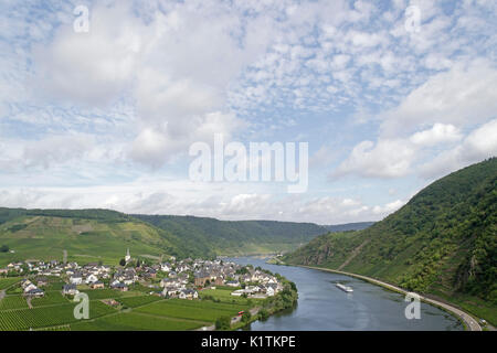 Blick über die Mosel von Ellenz-Poltersdorf vom Schloss, Beilstein, Mosel, Rheinland-Pfalz, Deutschland Stockfoto