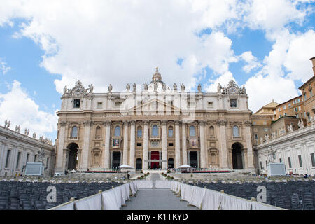 Fassade der Basilika St. Peter, das Papsttum Kirche des römischen Katholiken, an einem bewölkten Sommertag, Vatikan, Rom, Italien Stockfoto