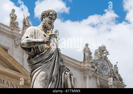 Detaillierte Skulptur Fähigkeiten in die Statue des Hl. Petrus gezeigt, mit anderen heiligen Statuen hinter, in Vatikan Hauptplatz gefunden, Vatikan, Rom, Italien Stockfoto