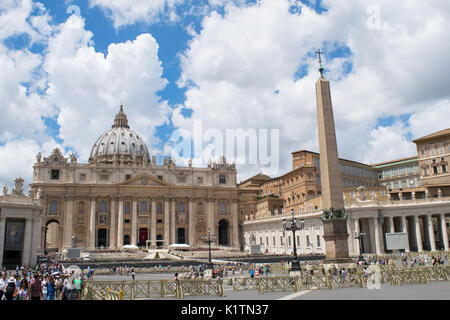 Fassade der Basilika St. Peter und dem Vatikan Hauptplatz, in einem bewölkten Sommertag, Vatikan, Rom, Italien Stockfoto