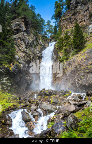 Die Wasserfälle von Saent sind eine der Perlen des Rabbiner-Tals im Trentino-Südtirol, Provinz Trient, Norditalien Stockfoto